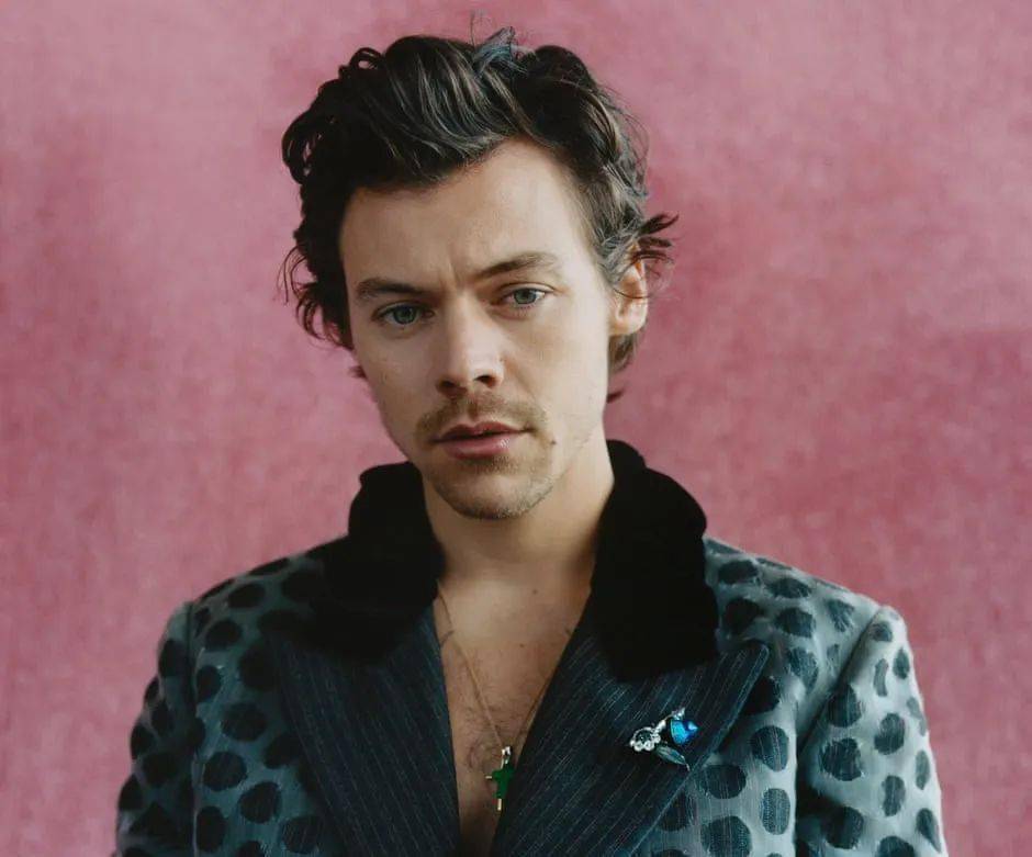 harry styles | 美甲 蕾丝 渔网袜,在哈卷的世界里没有不可能_西装