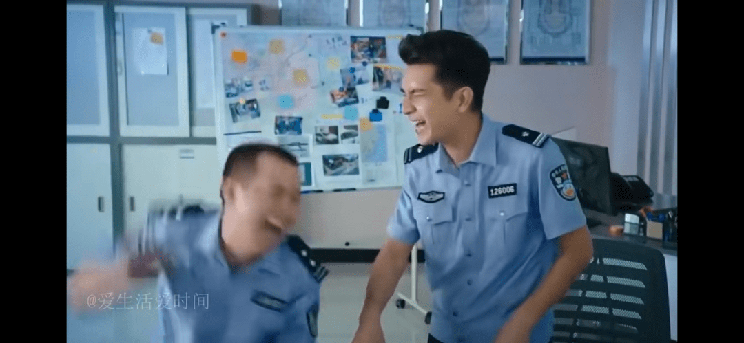 憋笑警察表情包图片