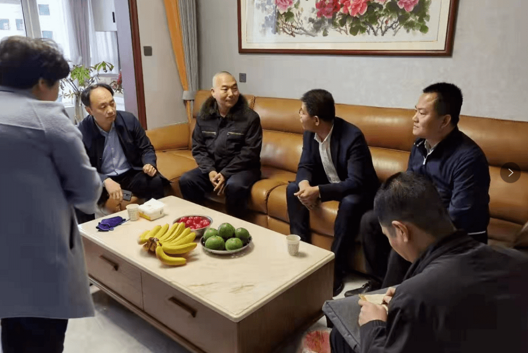 主任郭岁威,人大主任朱宏伟,办维稳办主任刘宏入户信访人赵某义家,就