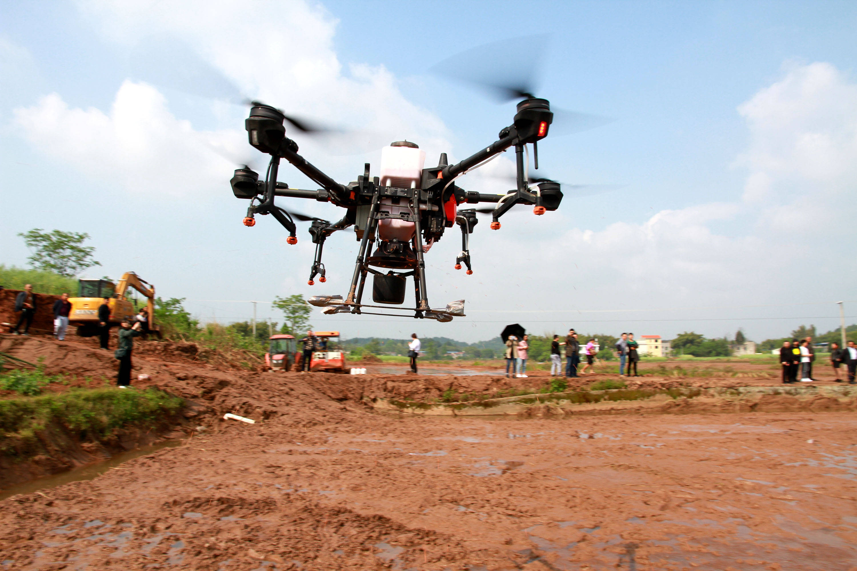 四川内江:工作人员用无人机进行水稻直播 助推5g农业