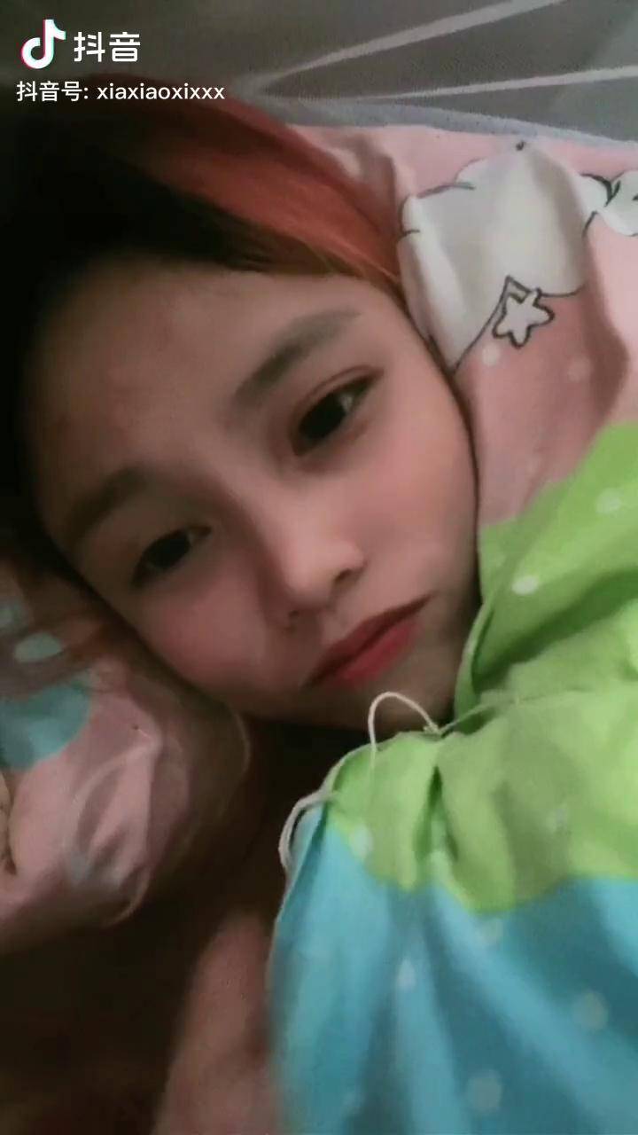 躺在床上拍抖音晚睡熬夜不睡早上又起不来的你日常又是一个失眠的夜晚