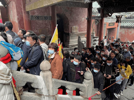 三月三武当山迎来众多游客祈福