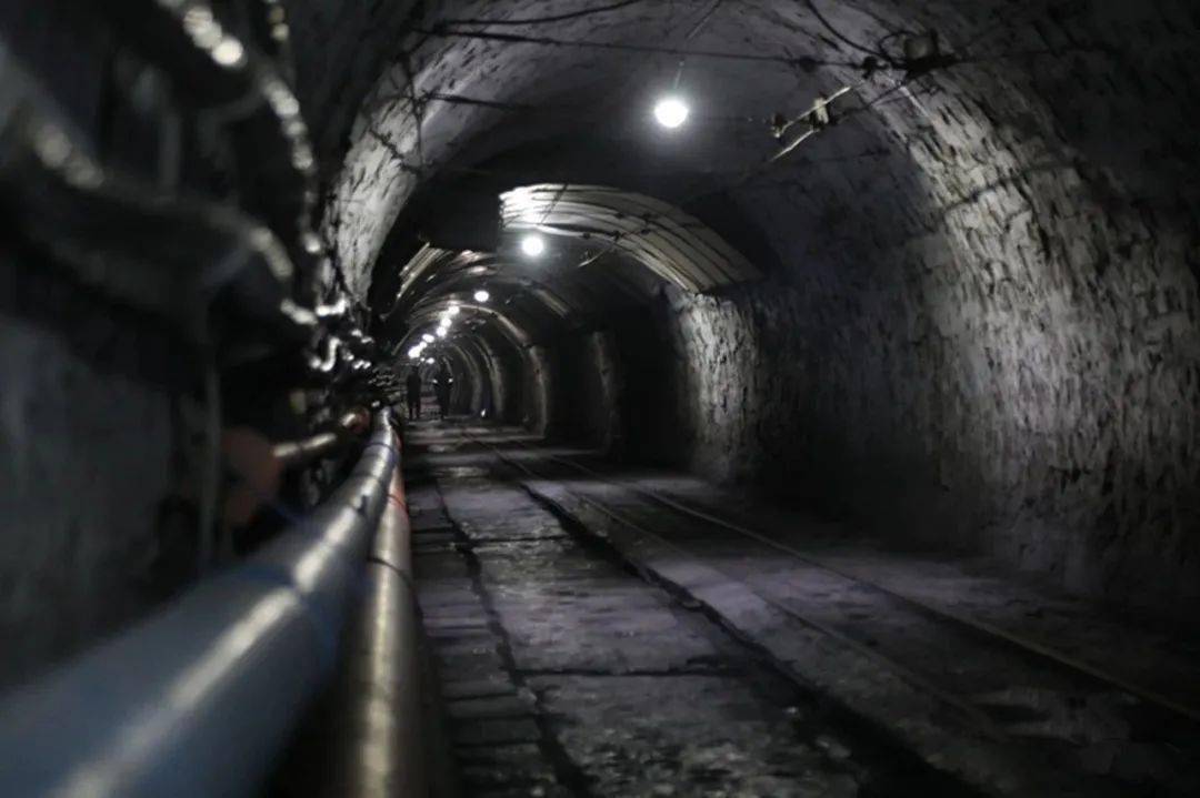 总能听到行人副巷播放的一曲曲铿锵有力,饱含深情的红歌,上下井的职工