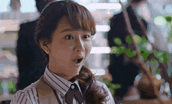 2016年《欢乐颂》播出,收视破百亿;被观众吐槽"二,轴,拎不清"的邱莹莹