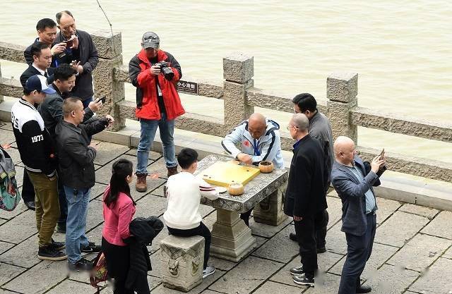 赤壁青砖茶杯第一届cctv世界围棋青少年业余网络大赛总决赛举行开棋