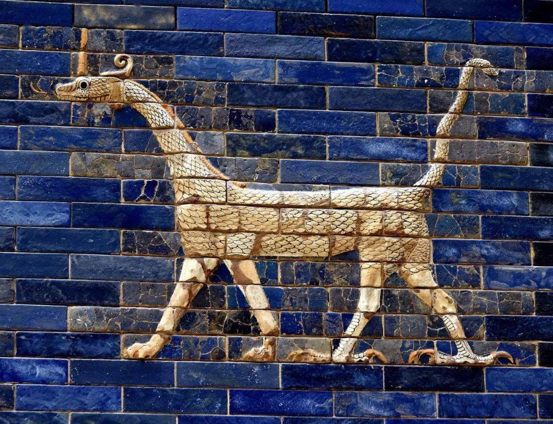 传说中女神伊什塔尔穿着着七片以青金石为原料的服装,因此城门也使用