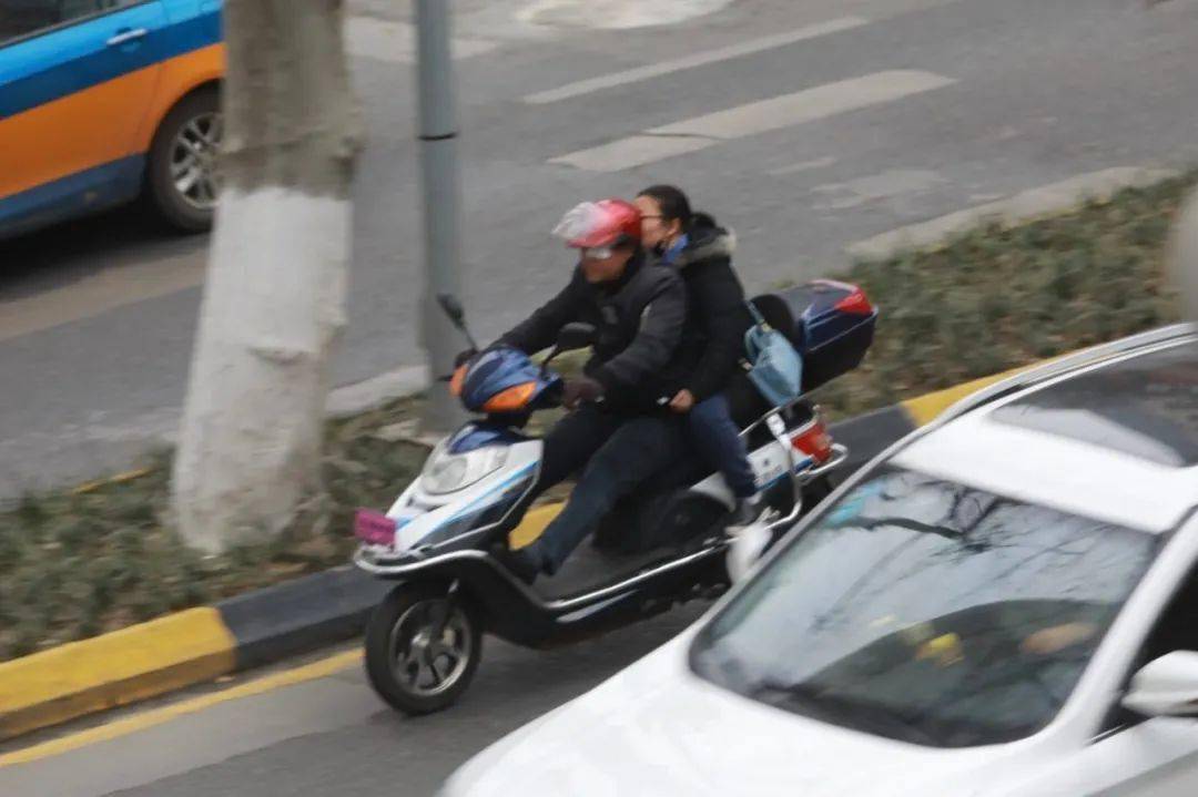 就像张师傅说的:"早晚上下班时候确实堵得老火,不打摩的,等你堵通家