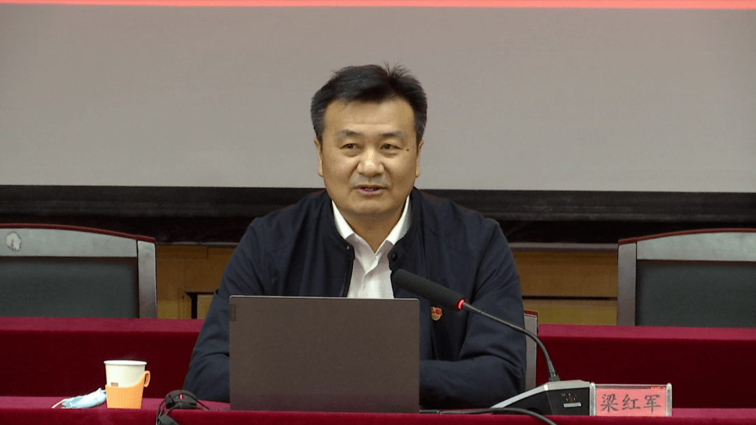 宣讲团成员,石河子大学马克思主义学院党委书记,教授梁红军作宣讲报告