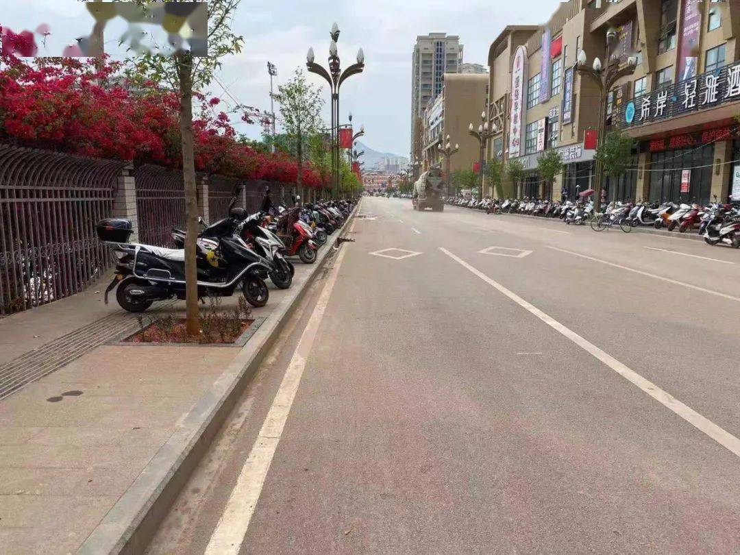 4月18日，泰丰明珠以及清甜古镇道路两侧，由于车位改造画线，禁止停车