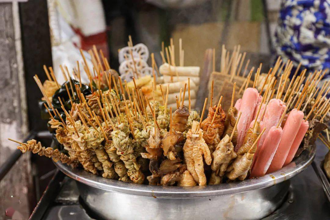 「红灯笼水煮」,「绝味水煮」,「章记水煮」等街边老字号小吃都是人气