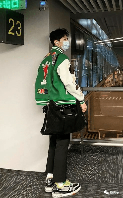 白敬亭晒李宁球鞋,网友:赶快成为李宁代言人吧!