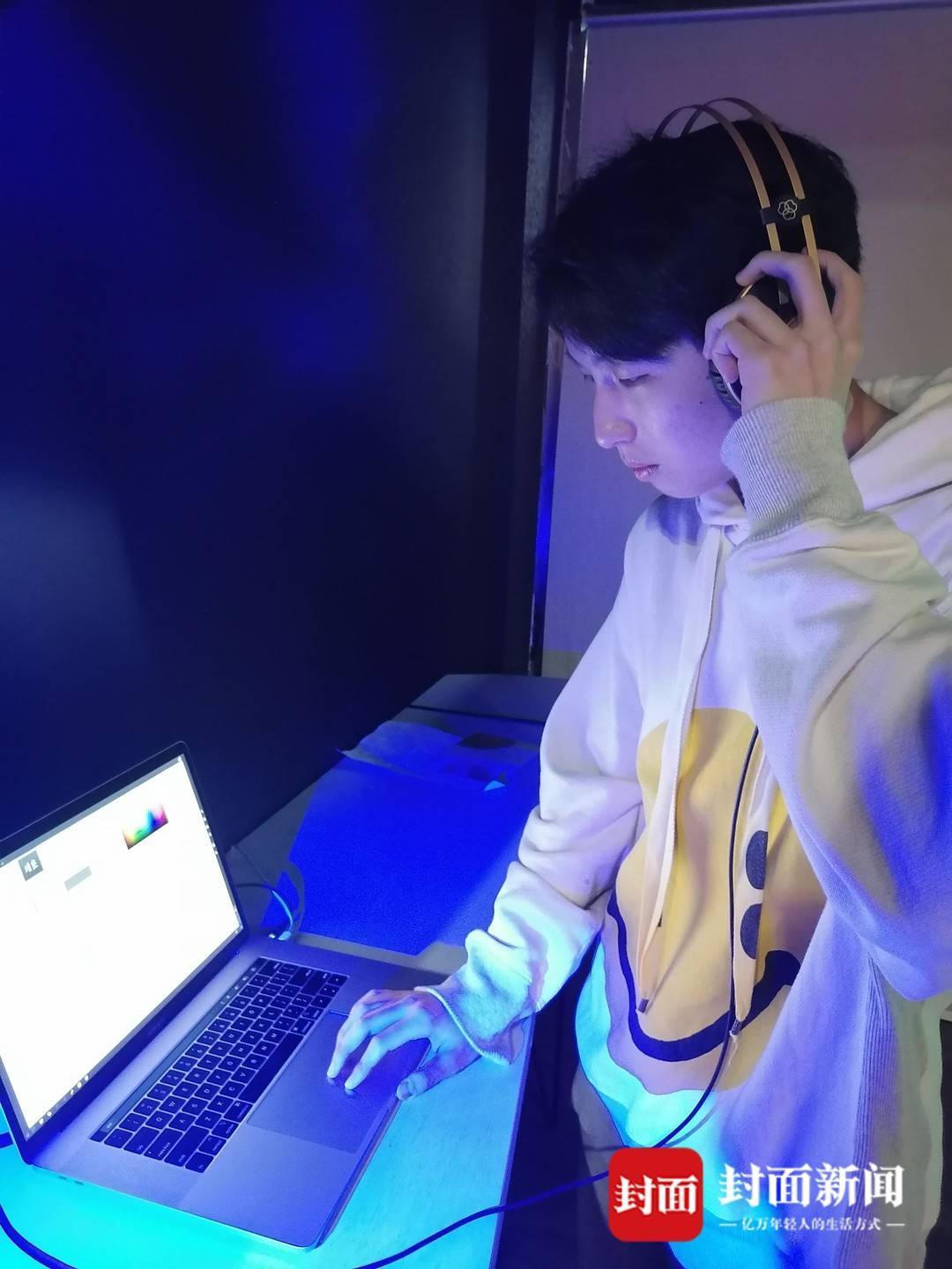 这件作品的作者叫陈初阳,他是00后成都男生,四年前