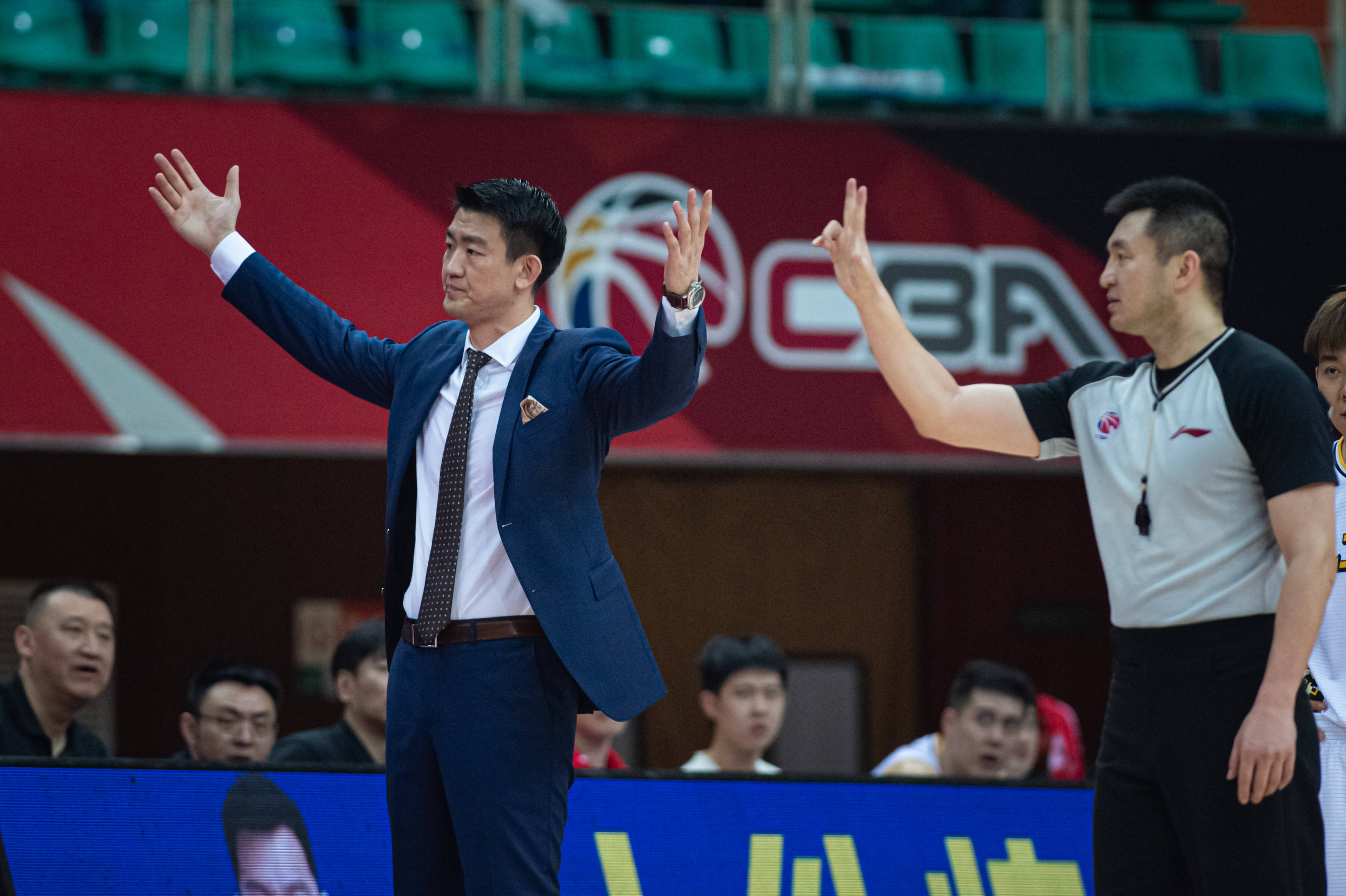 4月17日,浙江广厦控股队主教练王博(左)在比赛中对第二副裁判杨晓光的