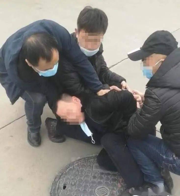 嫌犯驾车冲撞企图逃窜被拦截捕获近日,河北张家口宣化警方破获一起