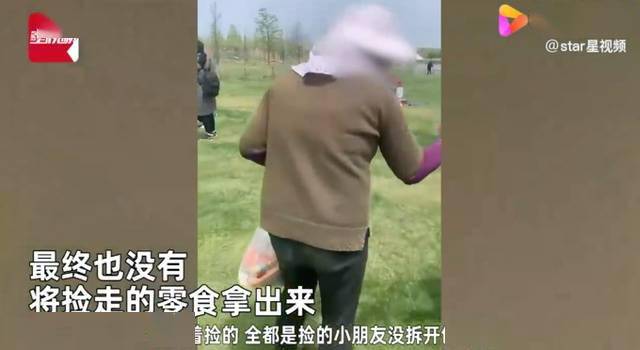 大妈拿走孩子零食！