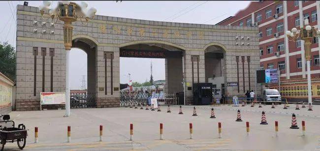 网传家长在濮阳某学校门口长跪不起真相来了