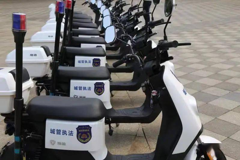 蓝衣白马穿街走巷柳州首支城管轻骑兵亮相