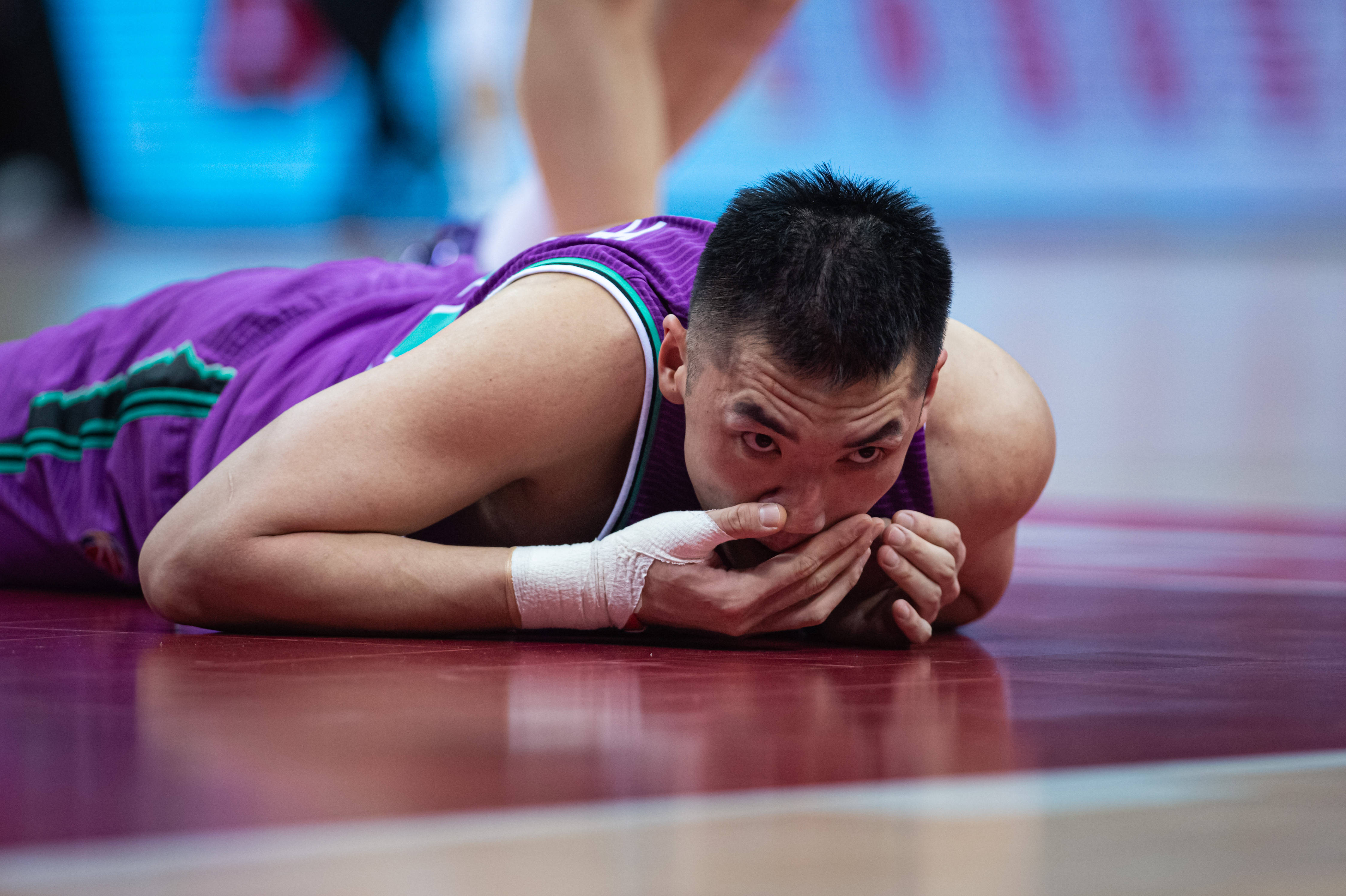 4月18日,山东西王队球员陶汉林在比赛中被对手击中面部后倒地.