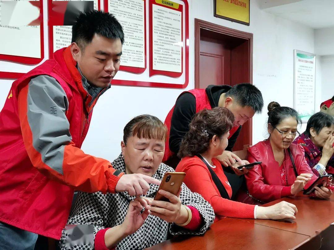 渝中智愿者助力老年人开启智慧生活