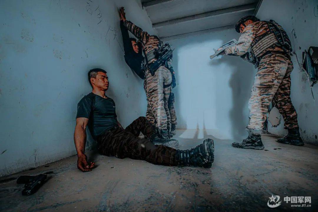 反恐!电影拍不出暴恐分子的残忍,演员演不了特战队员的英勇