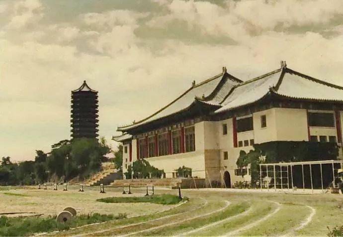 在中国大陆,其资产由中国政府接管和整并,文科,理科多并入北京大学