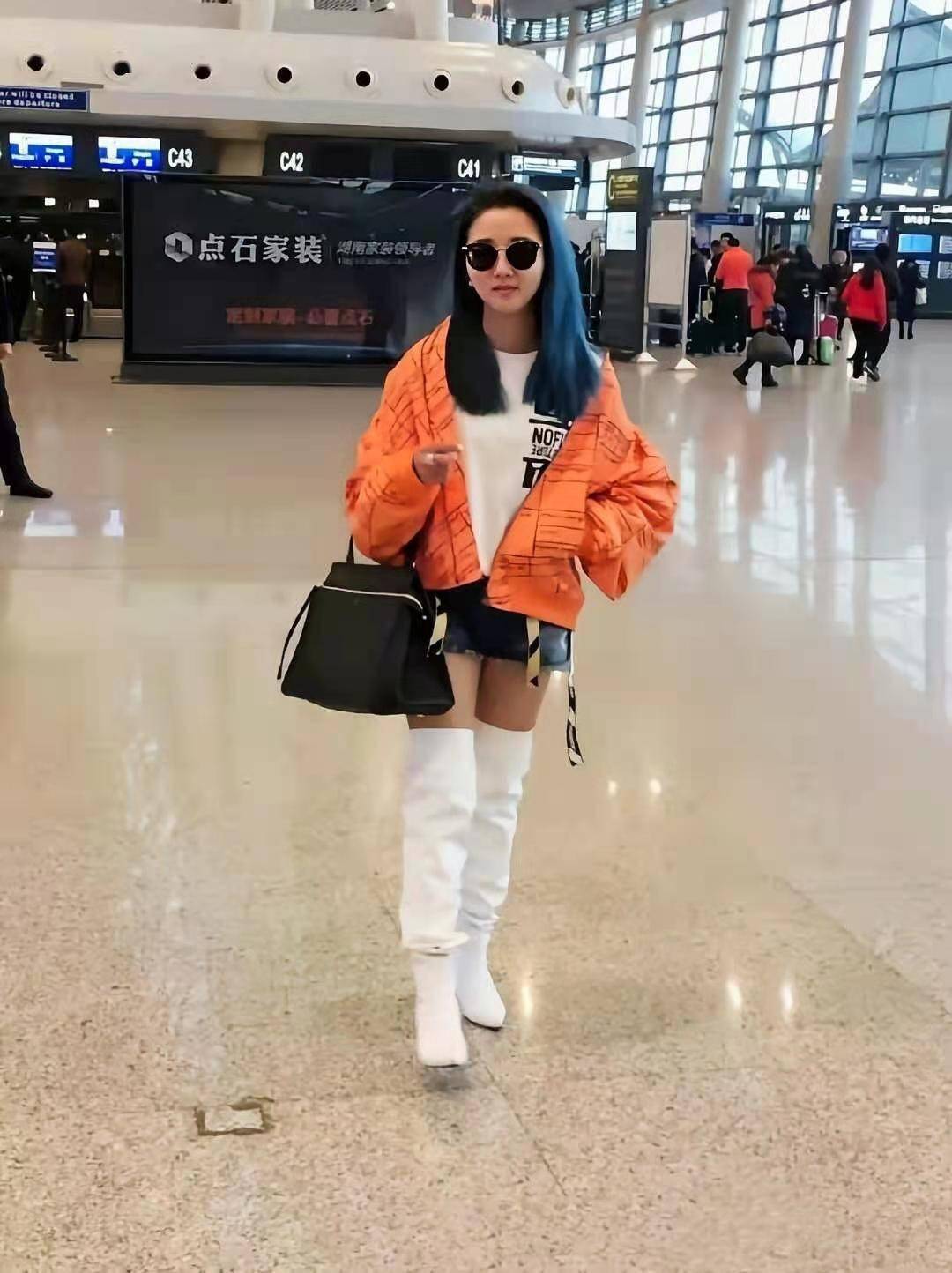 何洁机场造型失误腿粗还要穿长筒靴绷得太紧反而适得其反