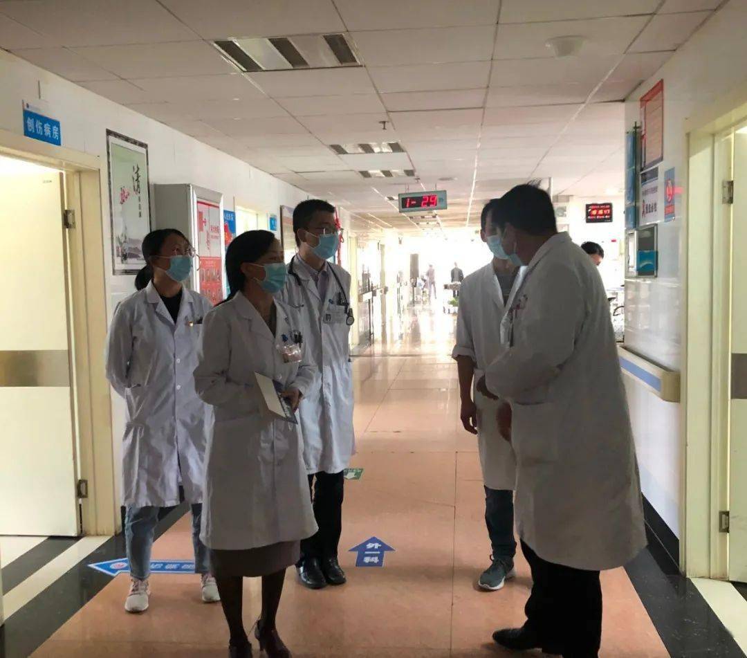 下午,大理州医院肿瘤科骨干医师杨涛作《精准放疗的临床应用》专题