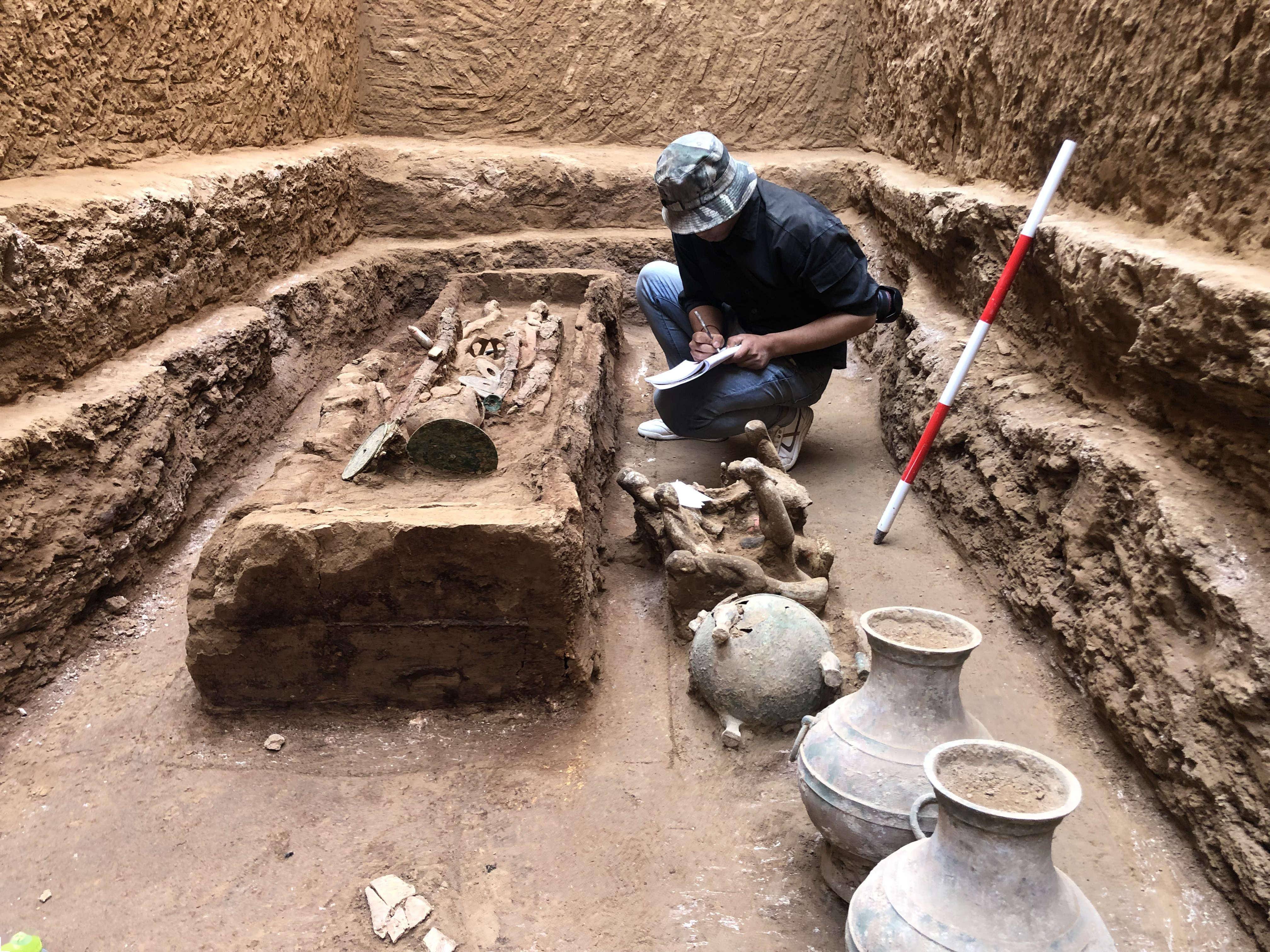 陕西发现完整西汉墓 出土鎏金铜器等文物近百件