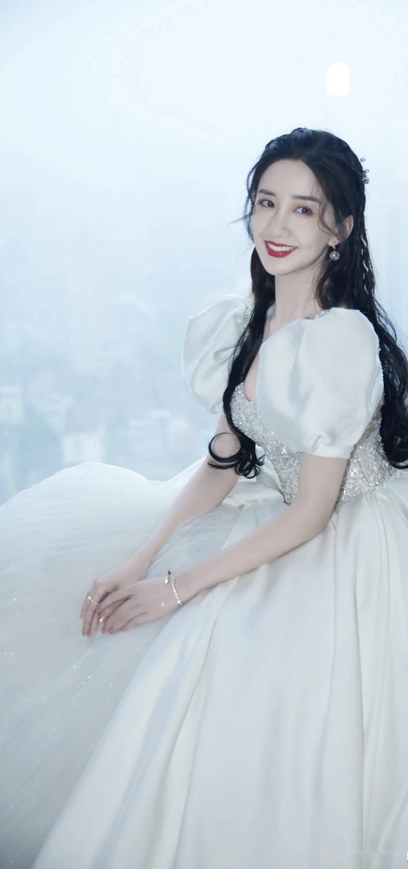 烈焰旗袍藏不住细腰性感长腿白纱礼服气质依然非凡