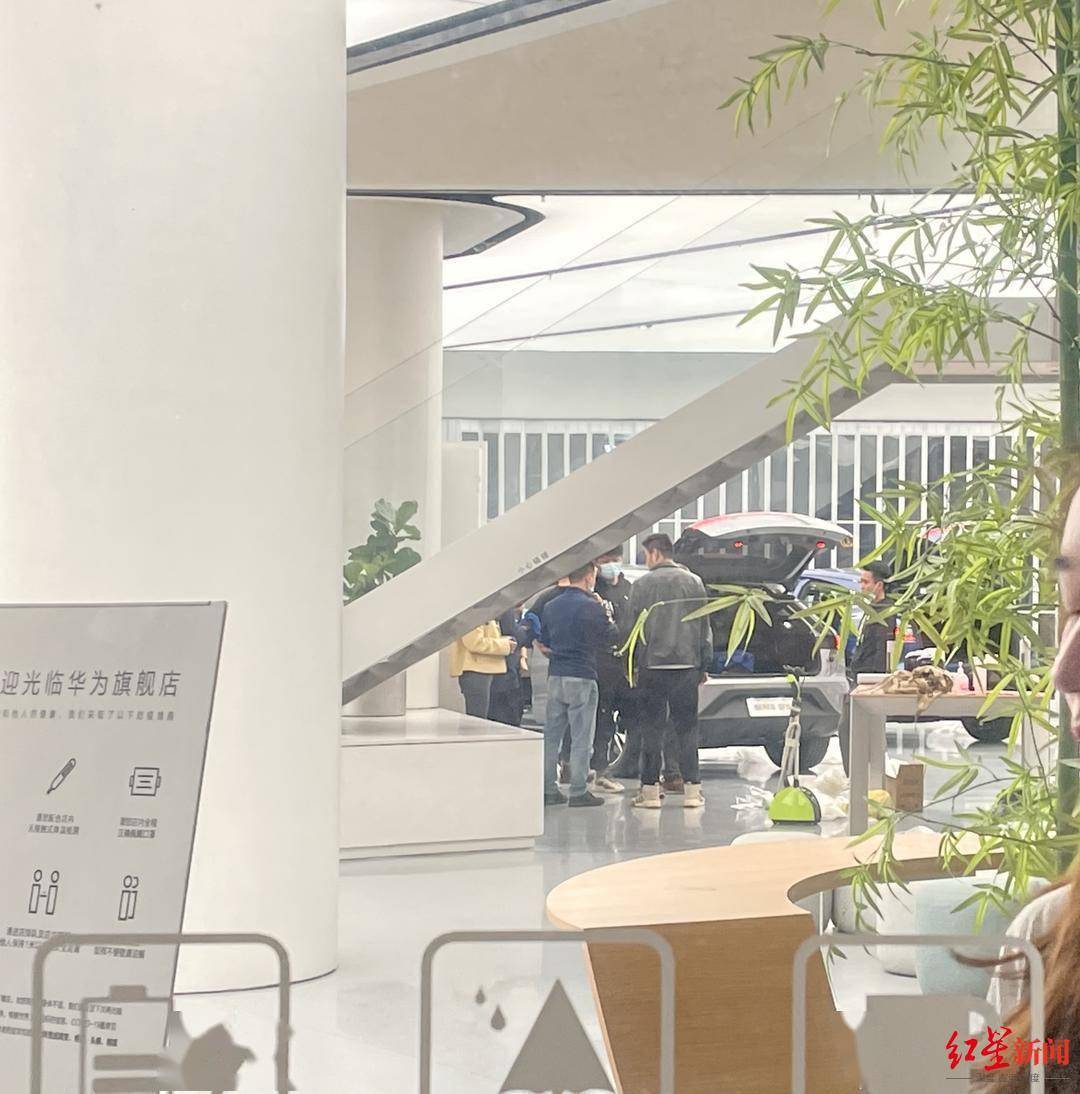 赛力斯|华为真要卖车了！成都旗舰店半夜摆车