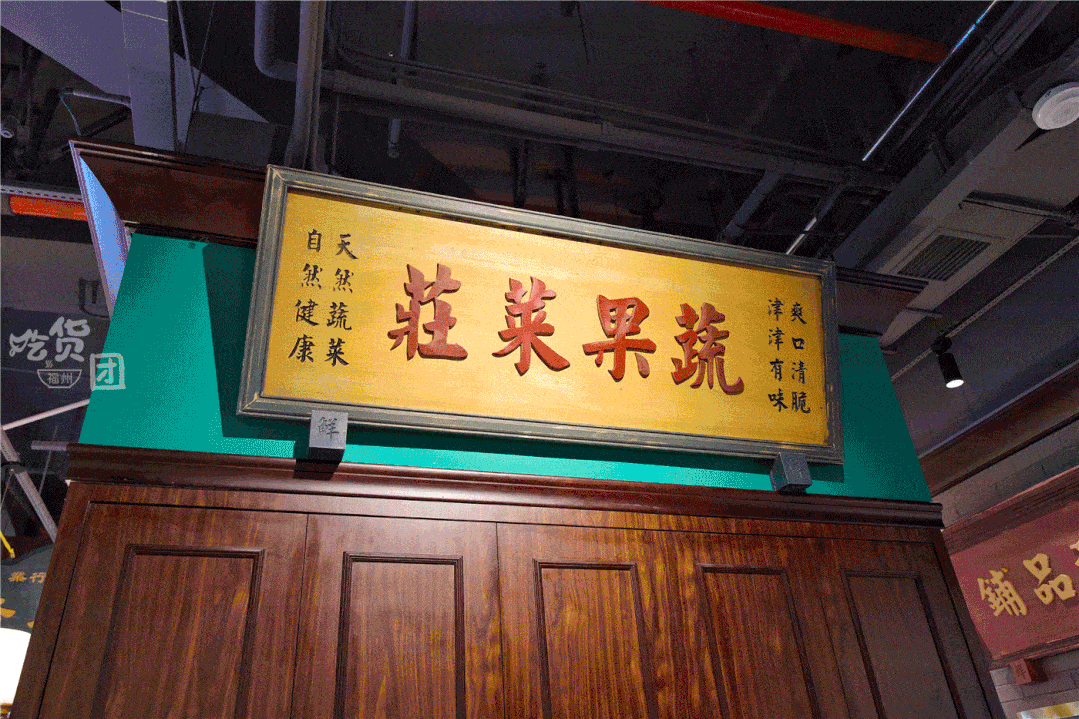 店内场景完美还原老商行的各种风情,霓虹灯,老音响,老上海明星海报