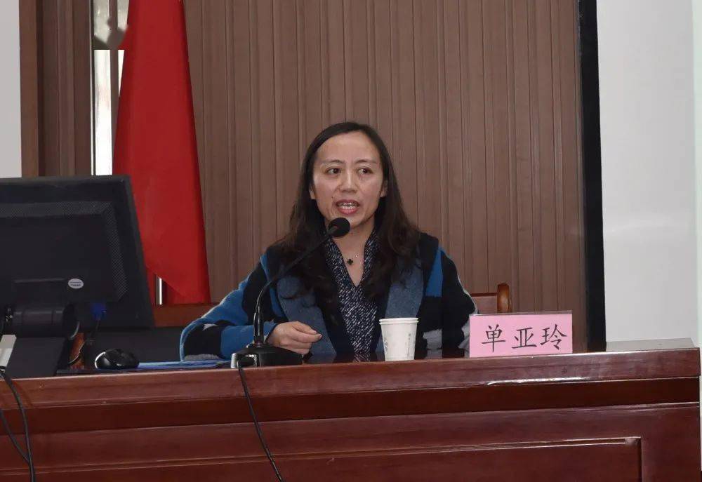 韩晓梅老师以《家校共育主题探讨》为题,通过自己近三十年的班主任