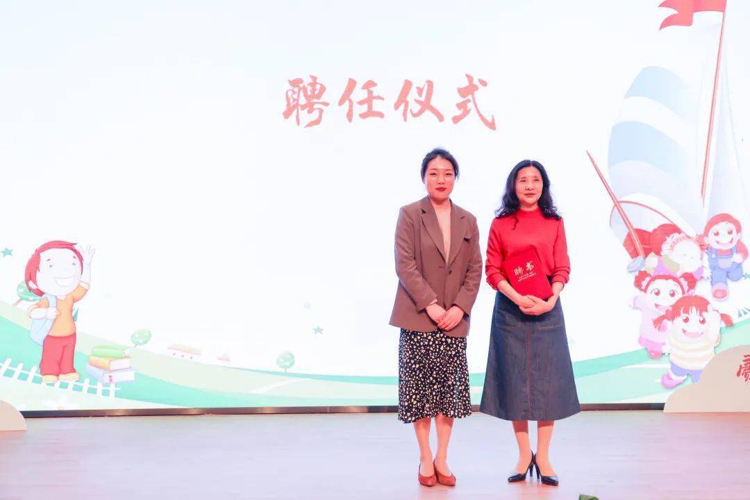 向中国儿童文学作家曹文芳颁发"摆渡船阅读港湾学校"客座老师聘书.