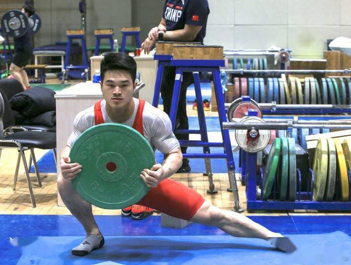 土库曼斯坦选手梅里多夫以336公斤收获总成绩亚军,一位日本选手以1