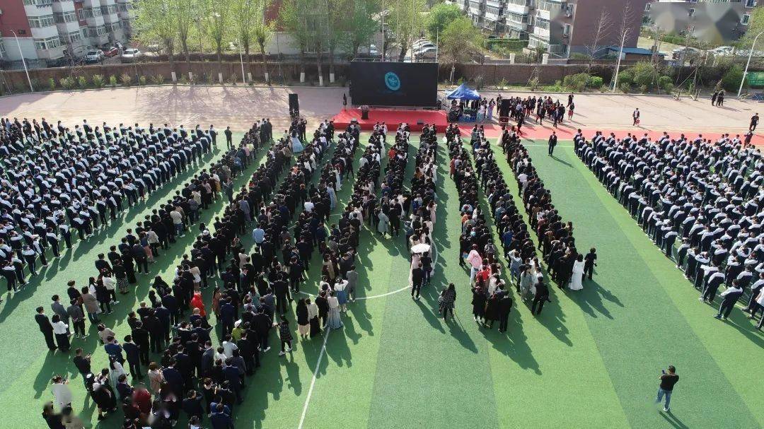 毕业季即将来临,十中这片沃土又将有雄鹰试翼,蓄势待发.