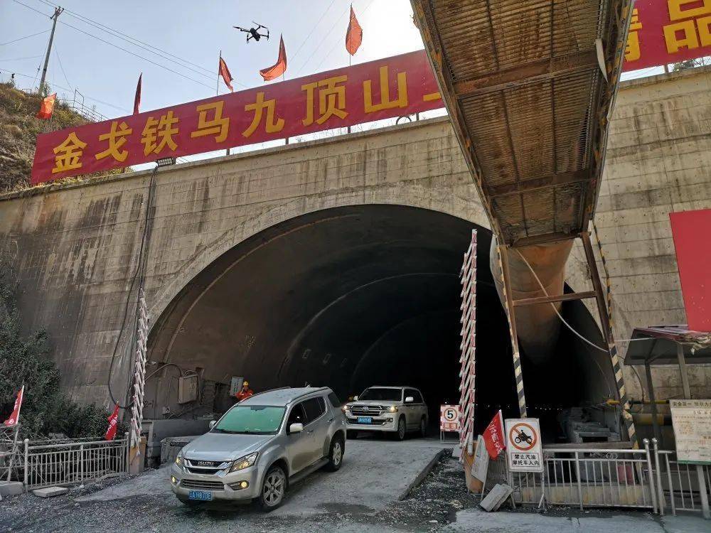 再传好消息!楚大(复线)高速公路九顶山特长隧道正式贯通