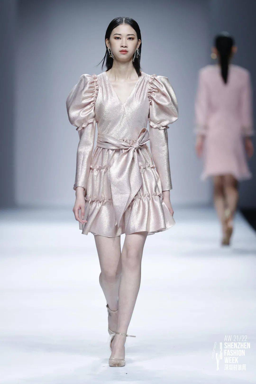 joooys轻奢女装亮相aw21深圳时装周,还有比她更"仙"的秀吗?