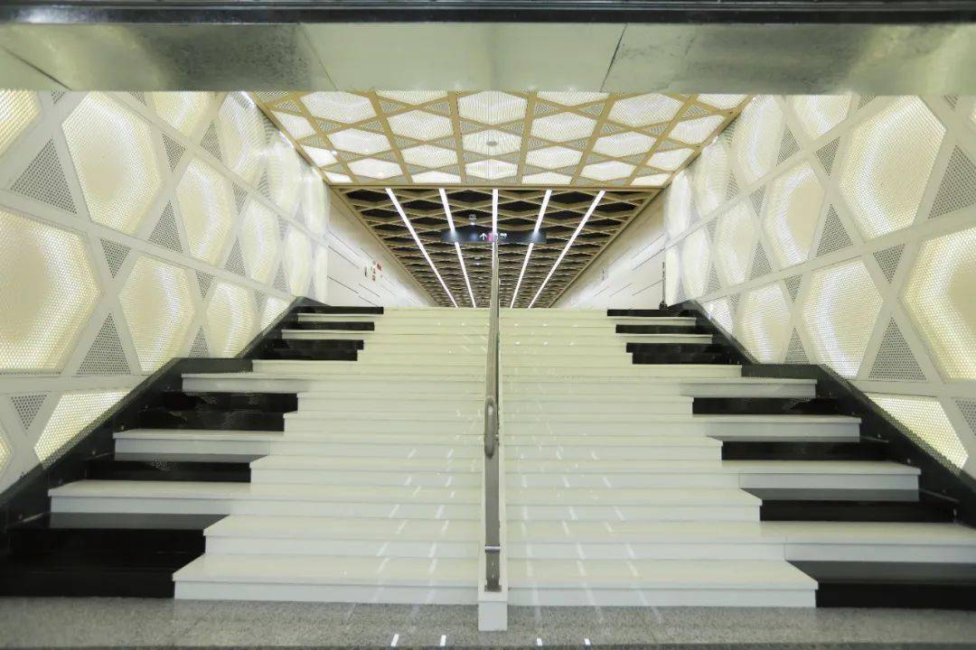 楼梯不仅外形像琴键,踩上黑白的台阶;灯光亮起,还会响起优美的旋律.