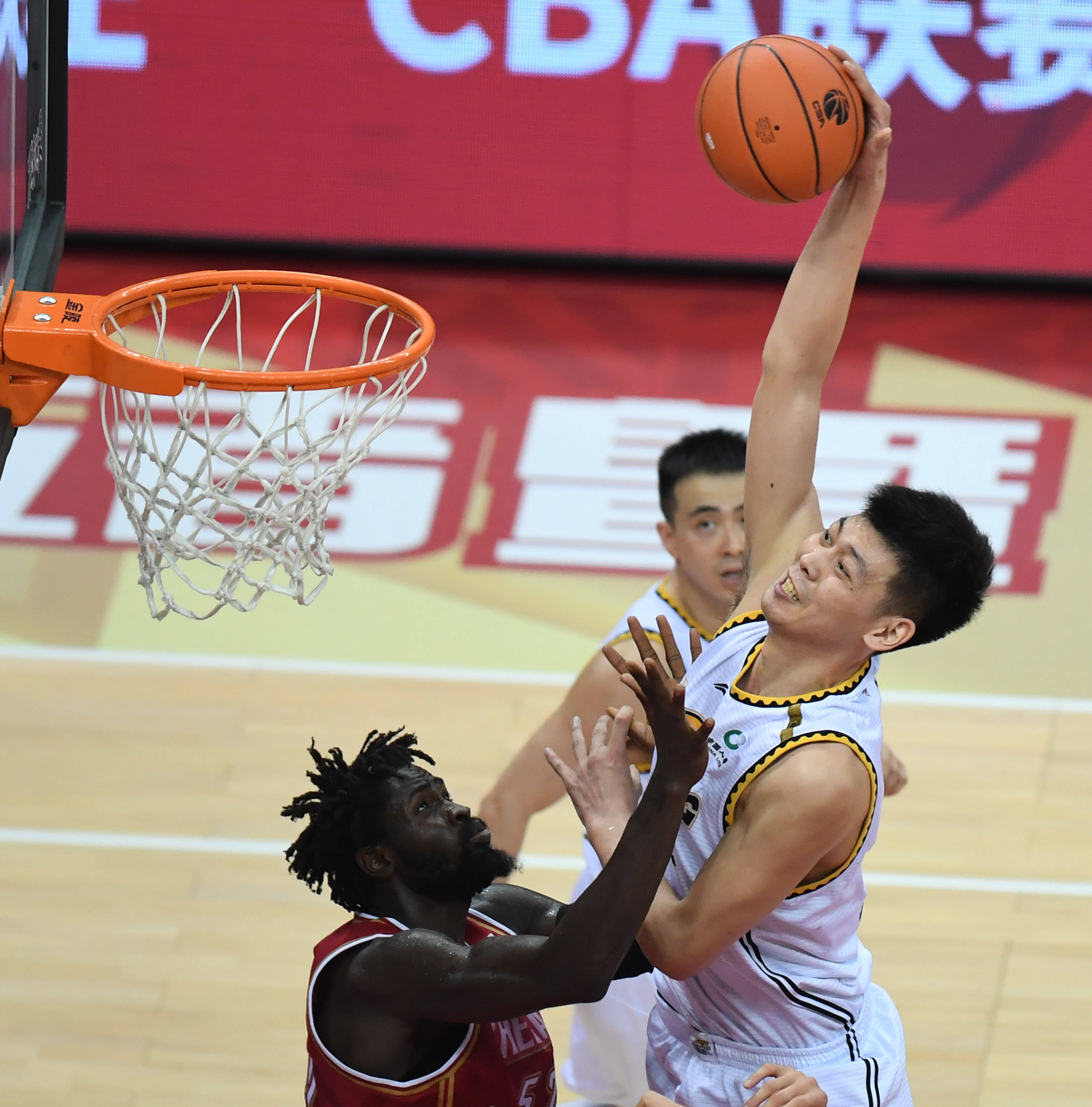 在浙江诸暨举行的2020-2021赛季中国男子篮球职业联赛(cba)季后赛半