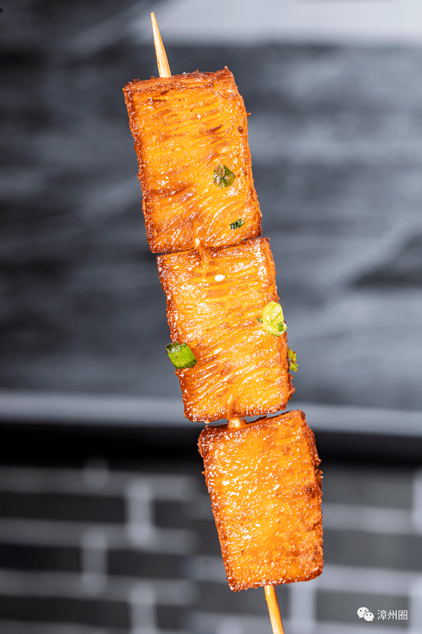 薄薄的豆皮像薯片一样酥脆,"咔滋咔滋~"黄金糕也要点名夸奖,好吃停不