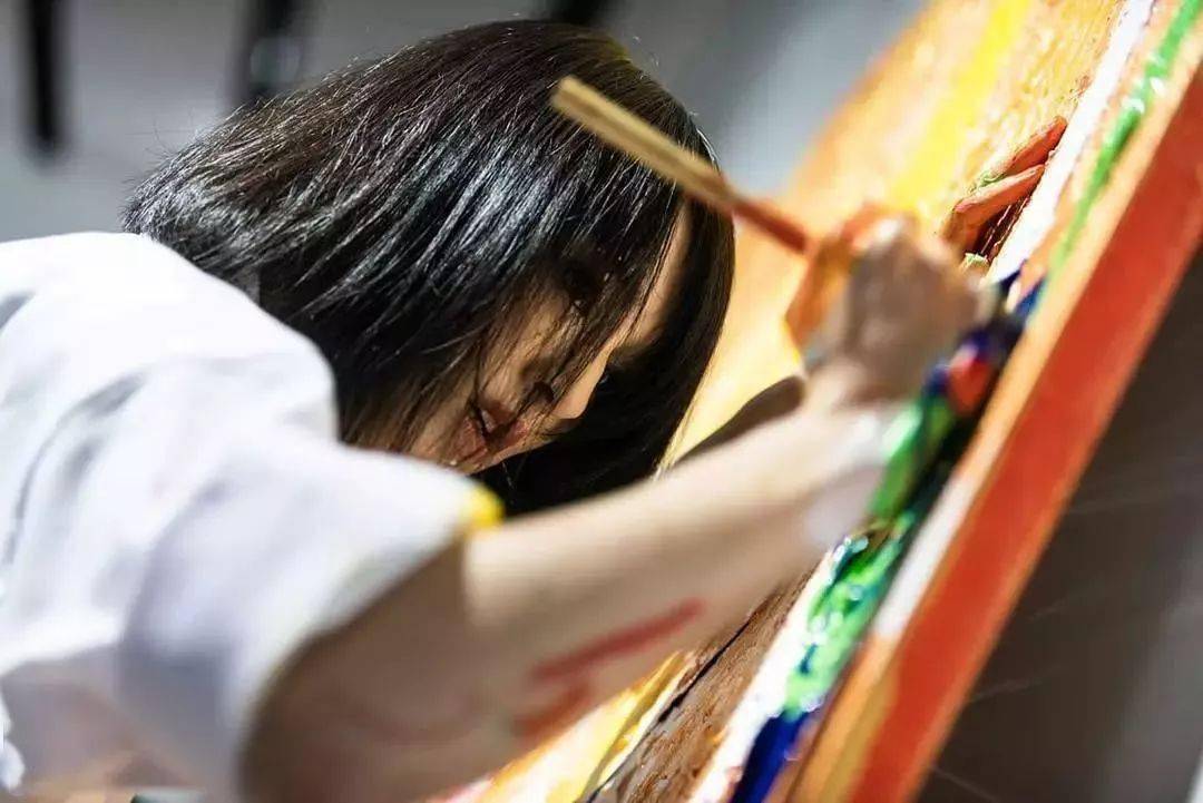 “狂野少女”绘画堪比毕加索,8亿人看她作画,作品震惊整个国际画坛