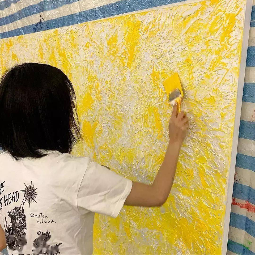 “狂野少女”绘画堪比毕加索,8亿人看她作画,作品震惊整个国际画坛