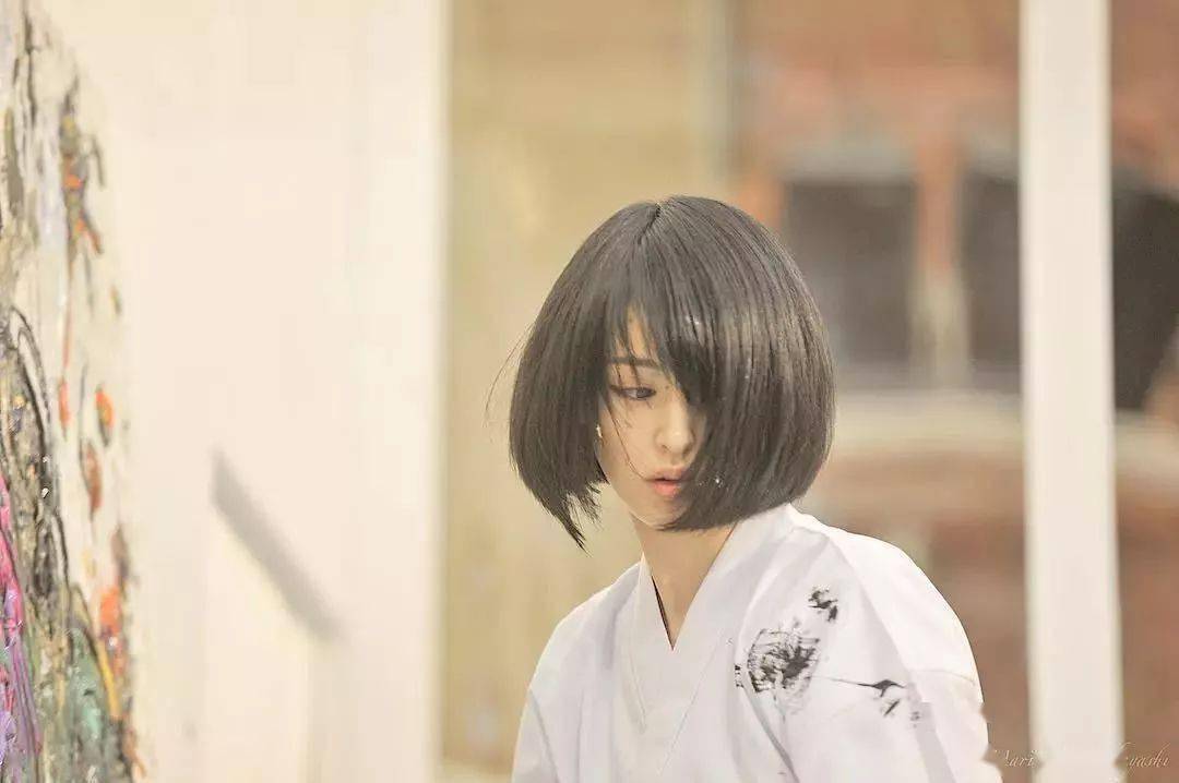 “狂野少女”绘画堪比毕加索,8亿人看她作画,作品震惊整个国际画坛