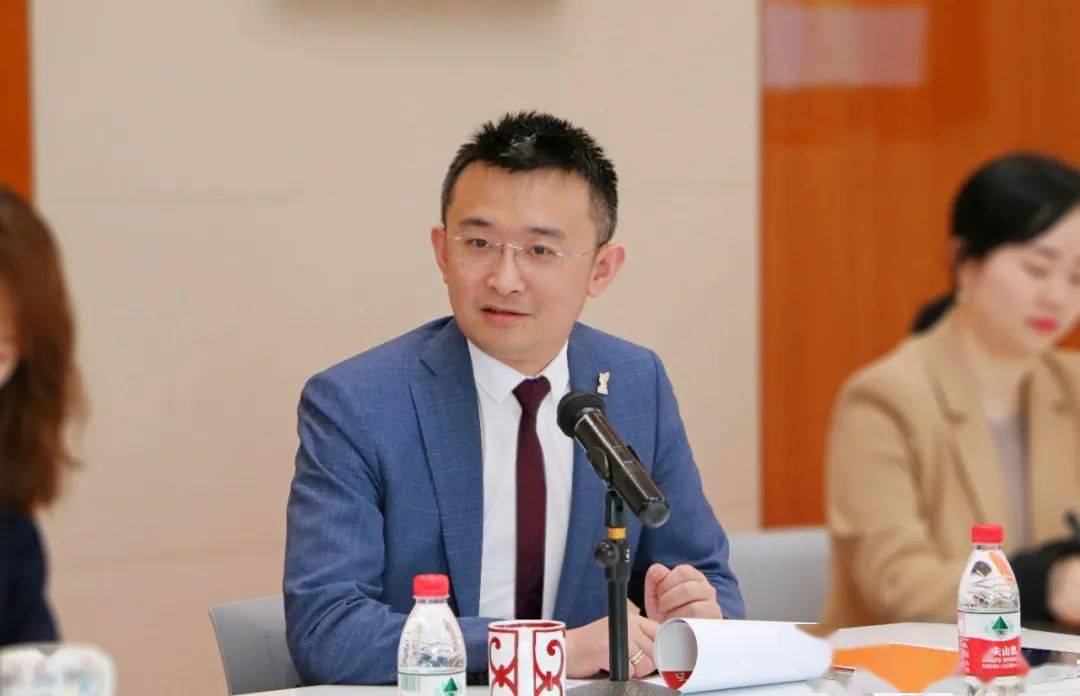合伙人郑鹏,张晓卿,顾问律师卢露,人力资源经理杨彦菁进行热情接待