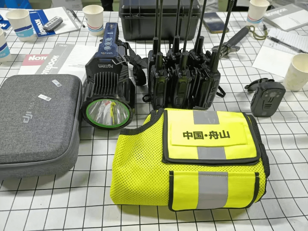 救援队还定制了特色化救援训练科目,每月开展队列训练,装备训练,体能