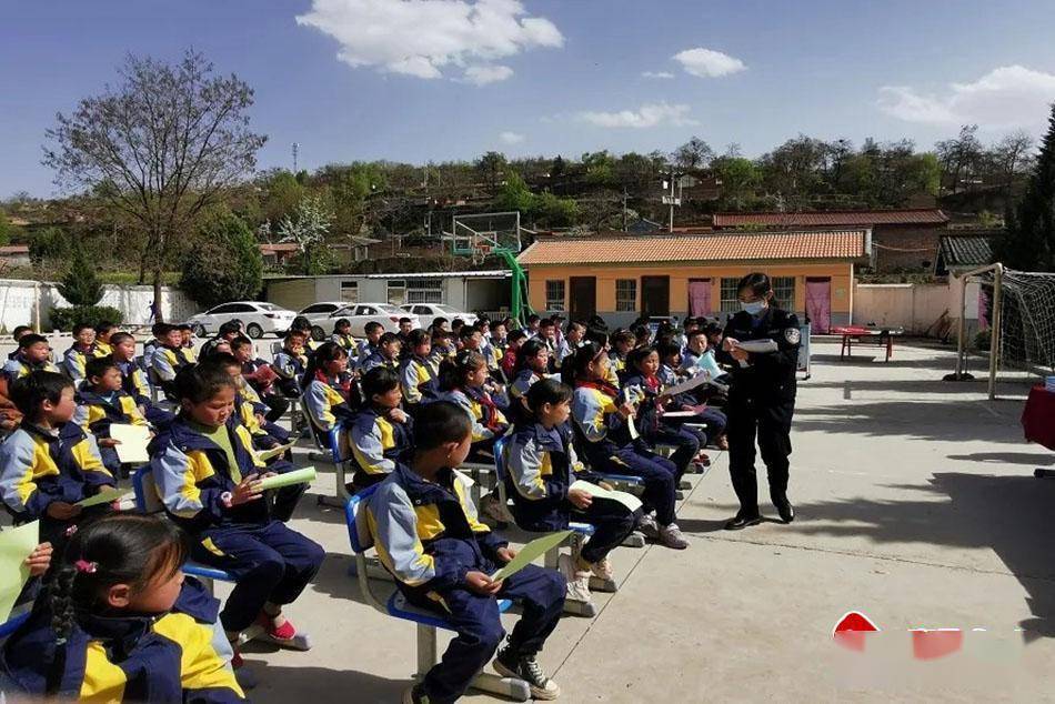 "4月19日,秦安县云山镇张沟小学,张沟中学的学生们坐在学校操场上