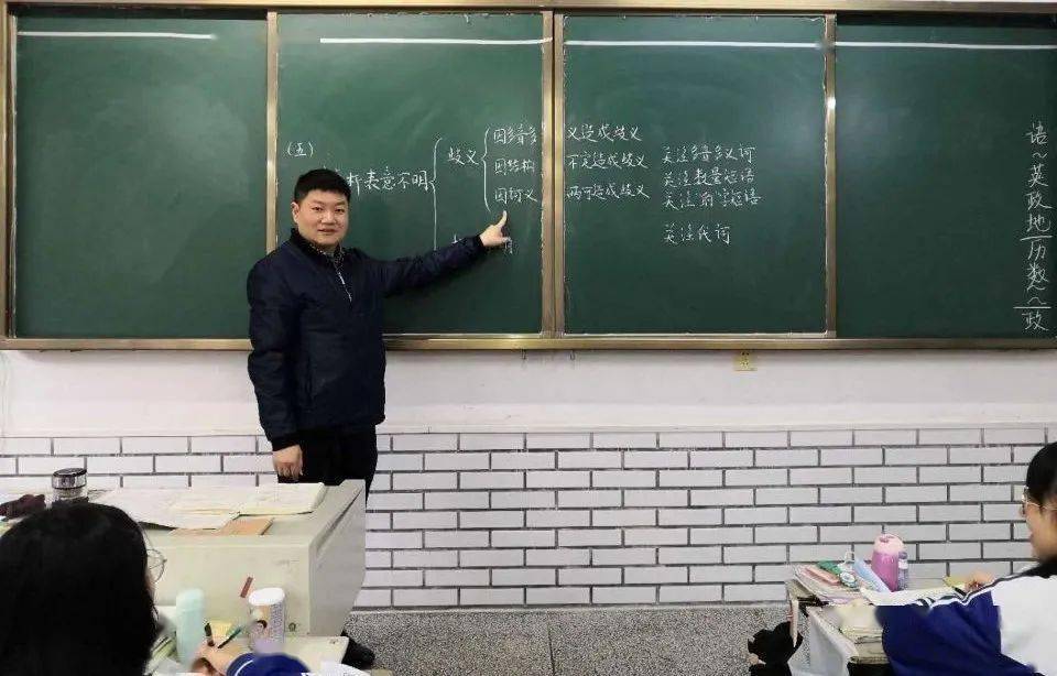 笔酣墨浓写春秋——隆昌一中语文教师舒小兵