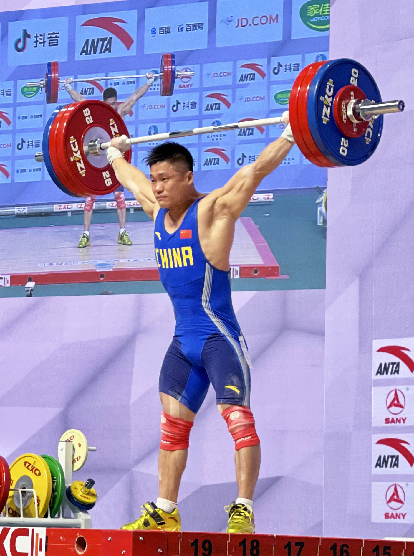 举重亚锦赛男子81公斤级吕小军夺冠