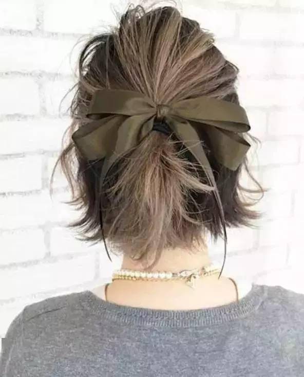 记得头巾还要搭配当天的衣着哦~扭转辫子就算赶时间也能完成的造型.