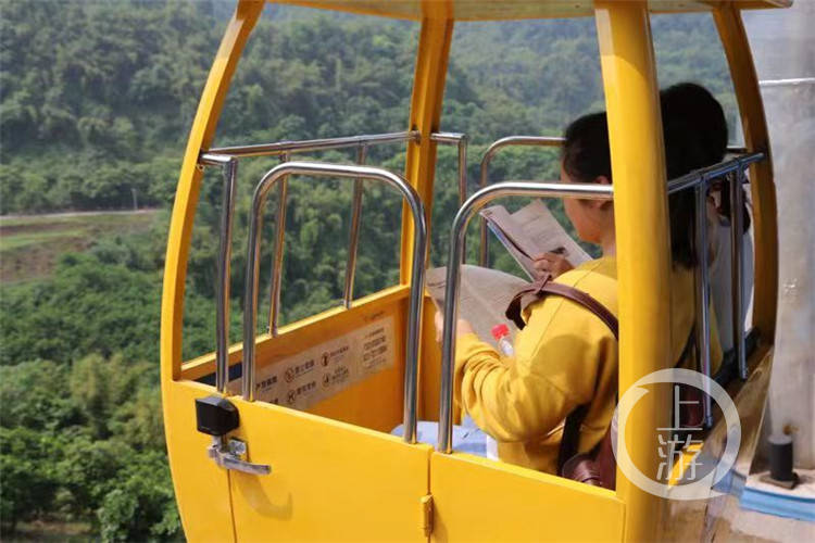 空中书吧体验过吗重庆一景区在索道上放了2000多本书
